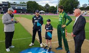 Pakistan wins the toss and chooses to bowl against the Black Caps in the second Twenty20 International. 